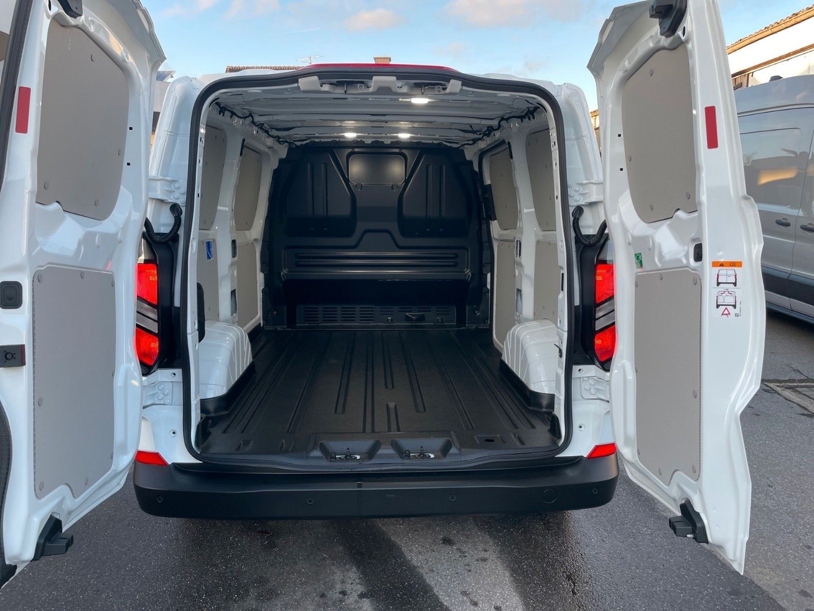 Fahrzeugabbildung Ford Transit Custom Trend L1 PHEV 0% Finanzierung