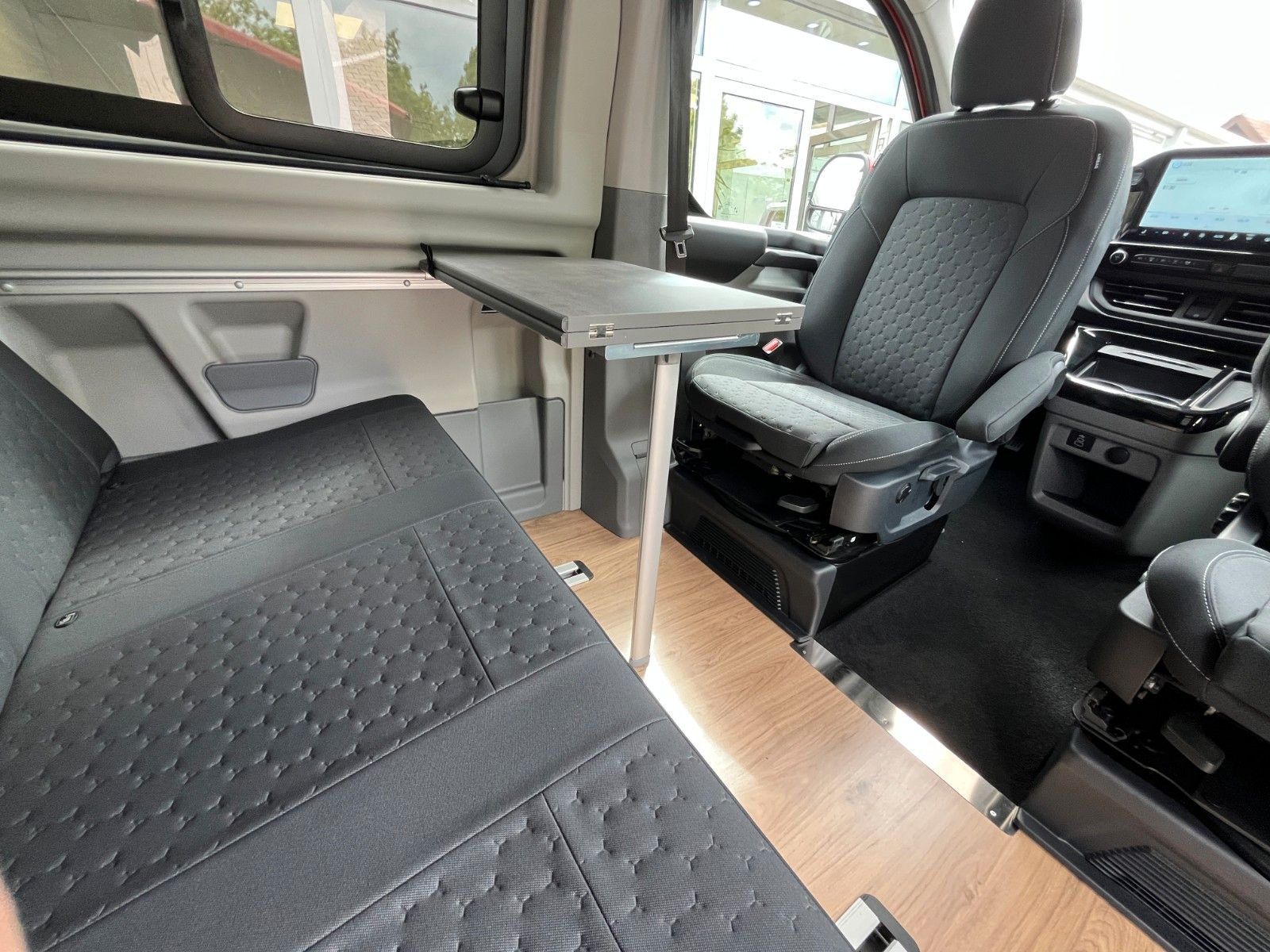Fahrzeugabbildung Ford Nugget Plus Titanium 0,99 % Finanzierung