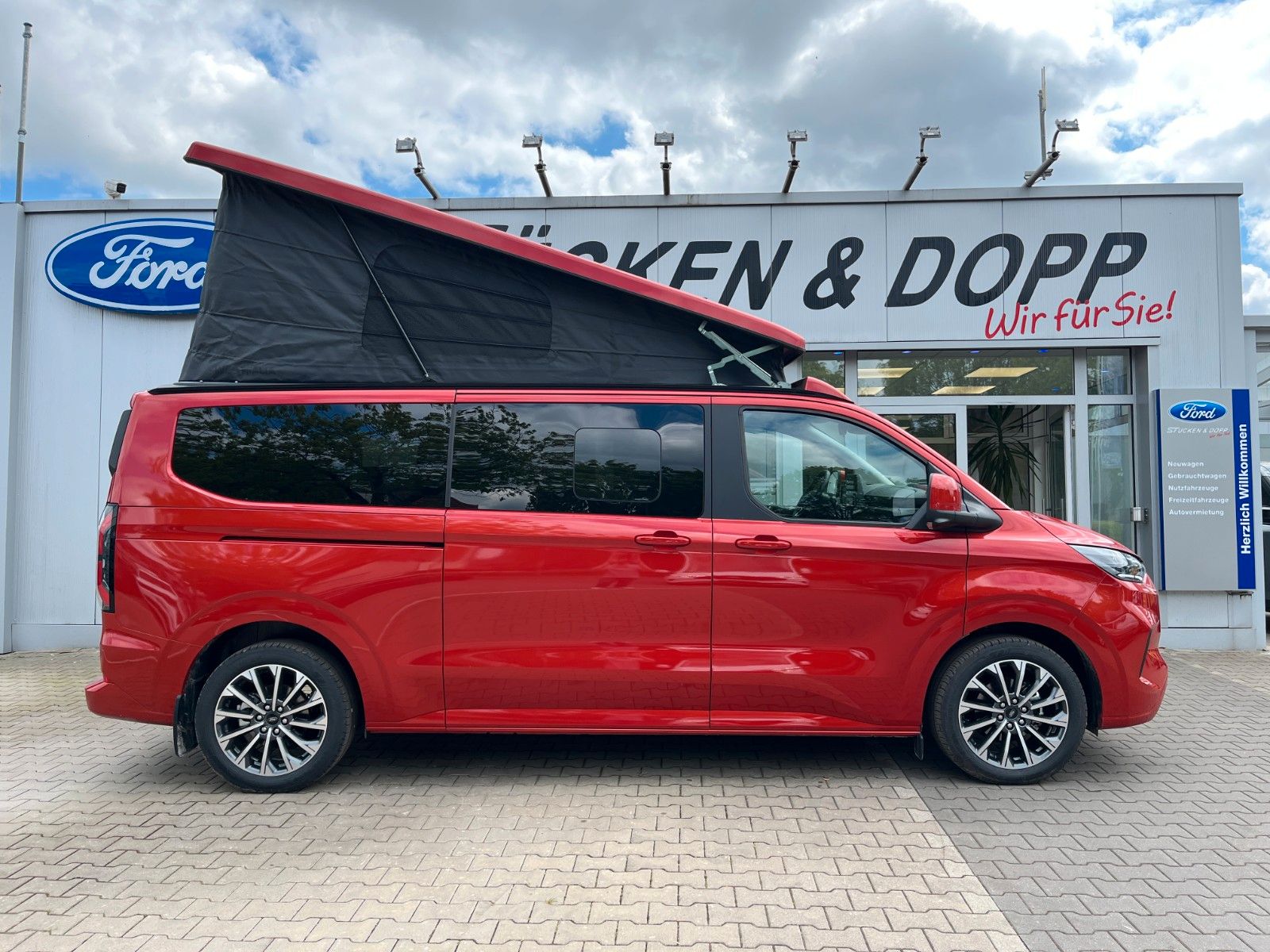 Fahrzeugabbildung Ford Nugget Plus Titanium 0,99 % Finanzierung