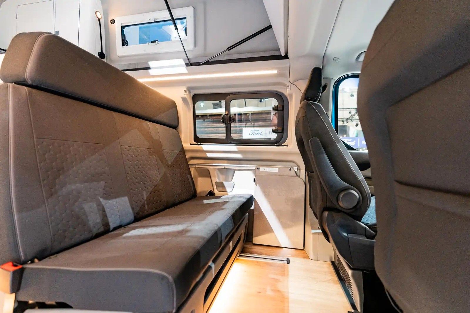 Fahrzeugabbildung Ford Nugget Hochdach L2 Titanium 0,99% Finanzierung!!