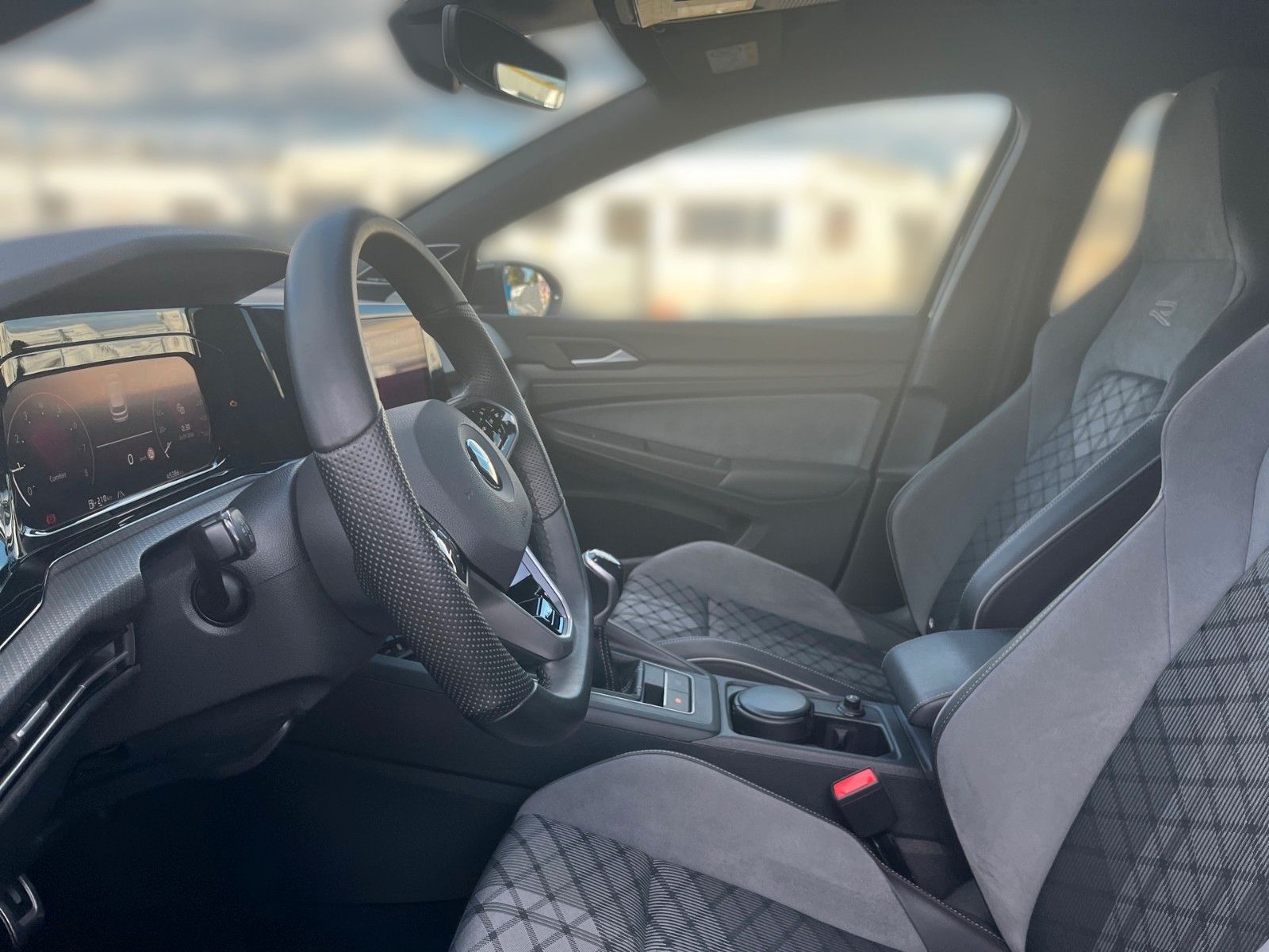 Fahrzeugabbildung Volkswagen Golf VIII Lim. R-Line