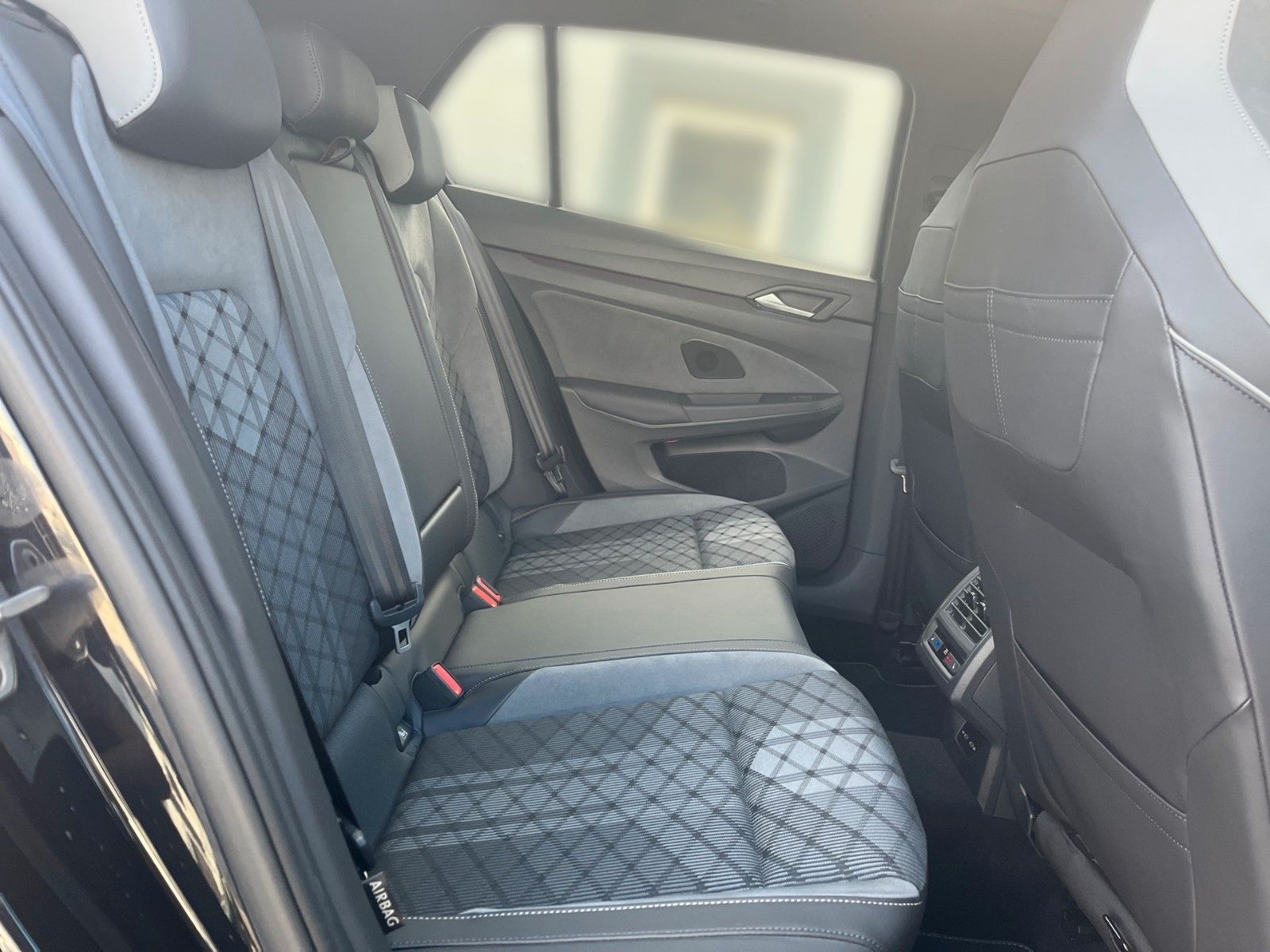 Fahrzeugabbildung Volkswagen Golf VIII Lim. R-Line