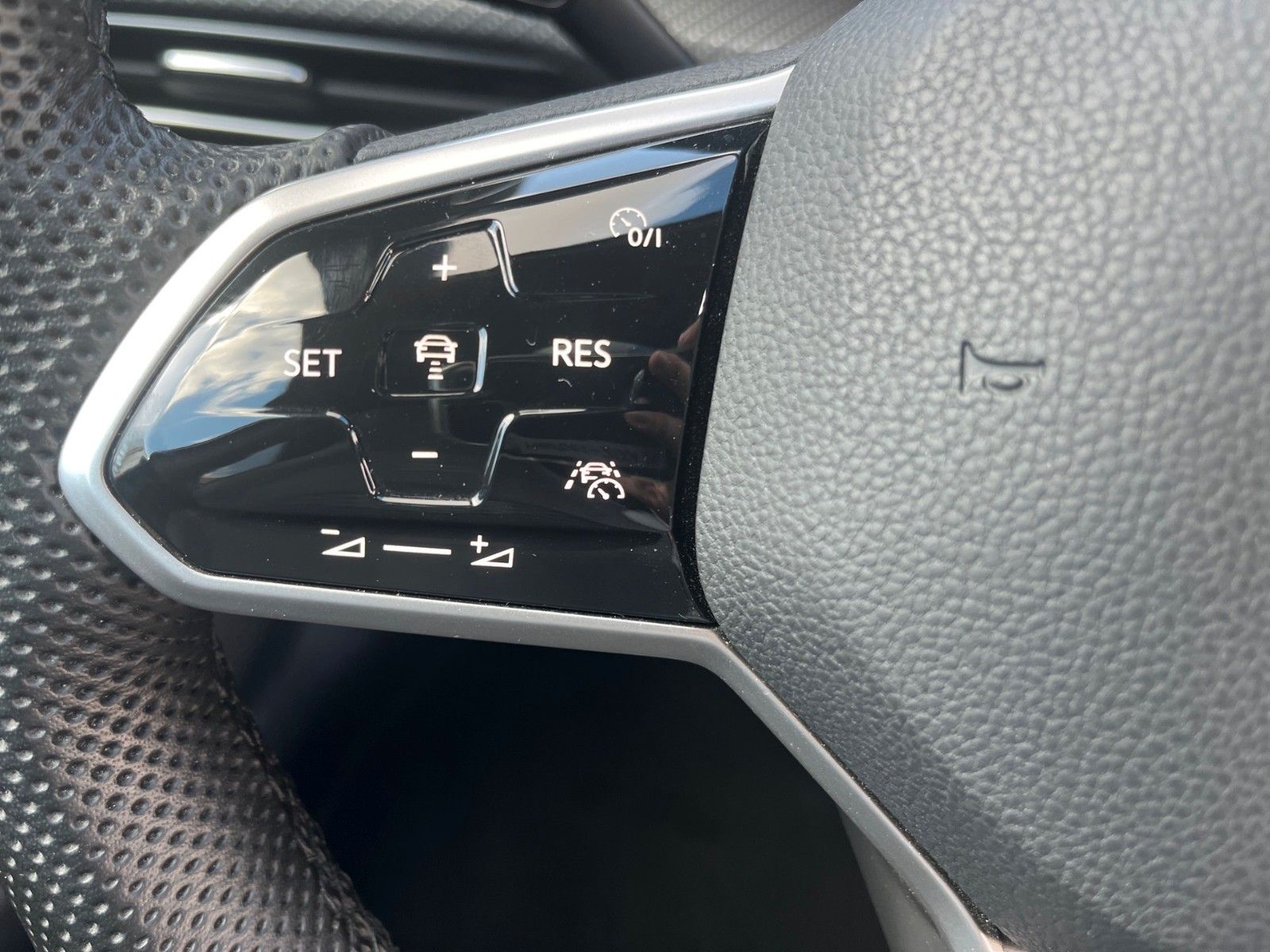 Fahrzeugabbildung Volkswagen Golf VIII Lim. R-Line