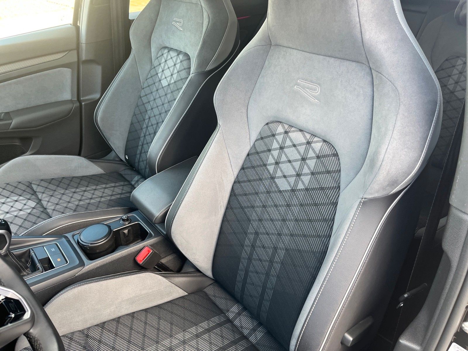 Fahrzeugabbildung Volkswagen Golf VIII Lim. R-Line