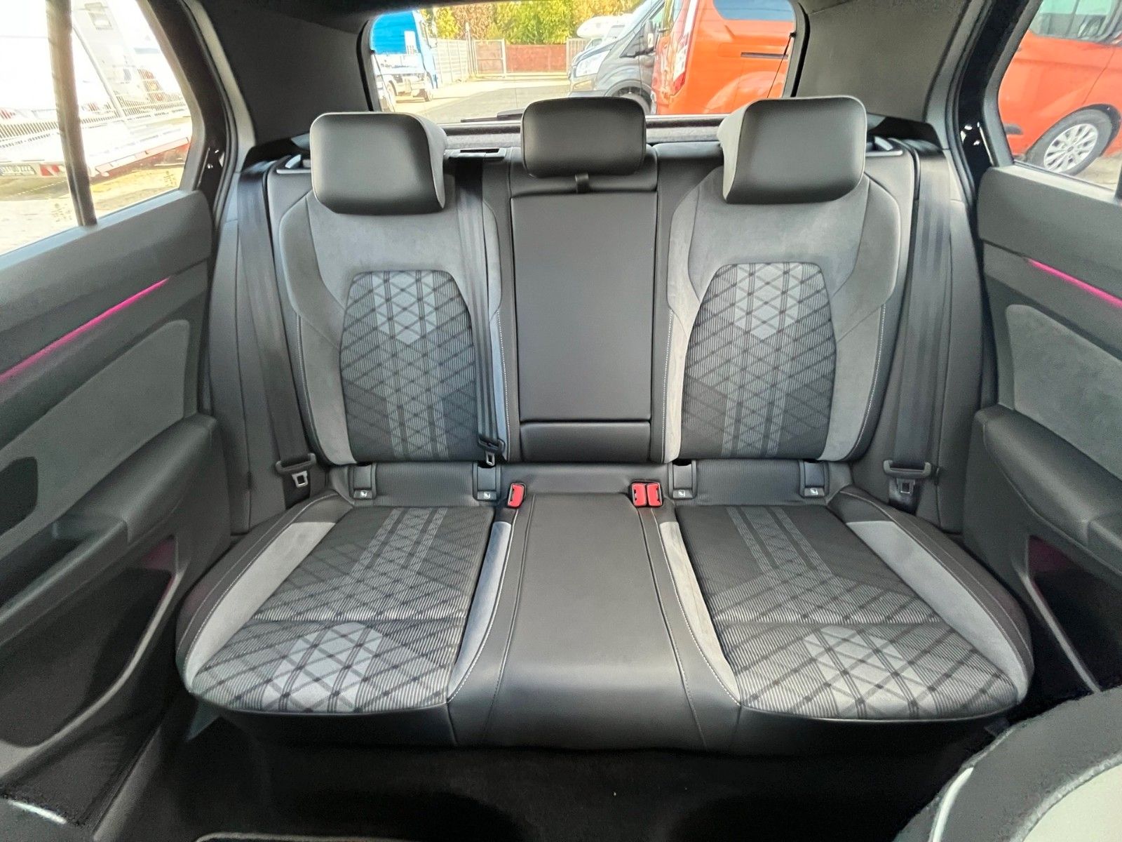 Fahrzeugabbildung Volkswagen Golf VIII Lim. R-Line