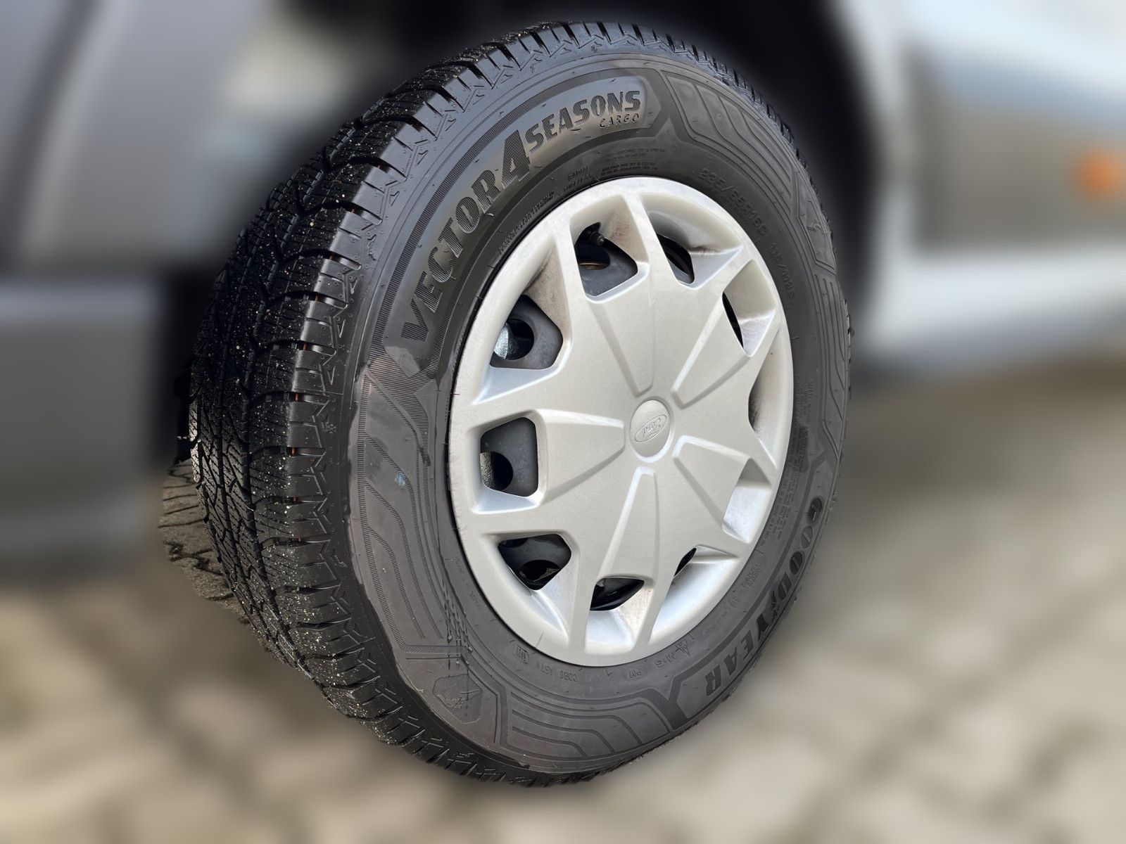 Fahrzeugabbildung Ford Transit Autotransporter 3500 kg, el. Seilwinde..