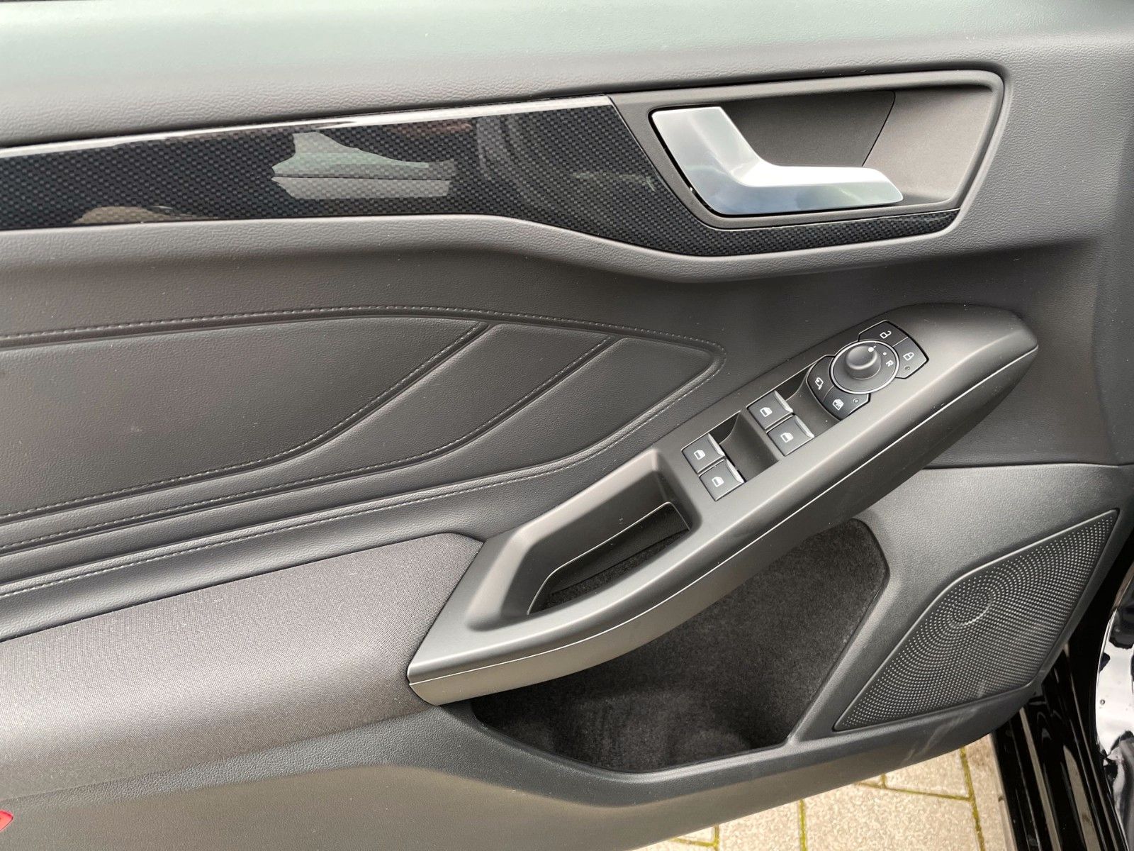Fahrzeugabbildung Ford Focus Turnier 1.0 EcoBoost Aut. ST-Line Design+.