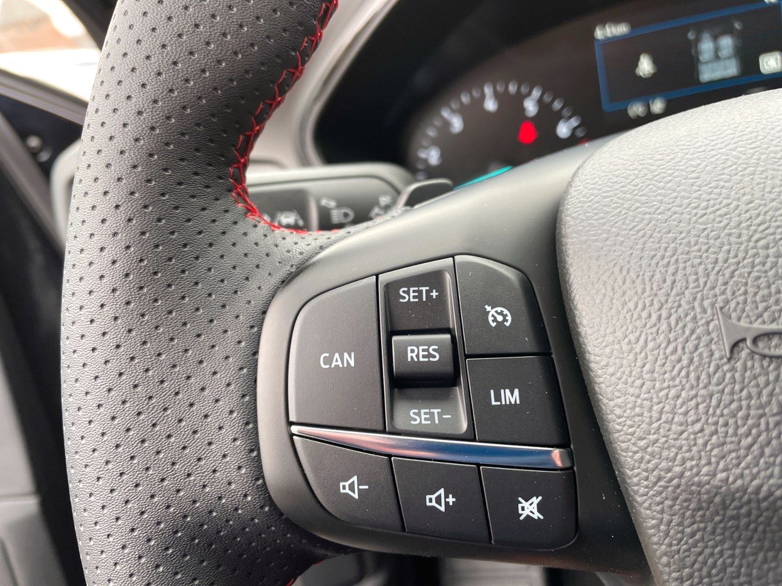 Fahrzeugabbildung Ford Focus Turnier 1.0 EcoBoost Aut. ST-Line Design+.
