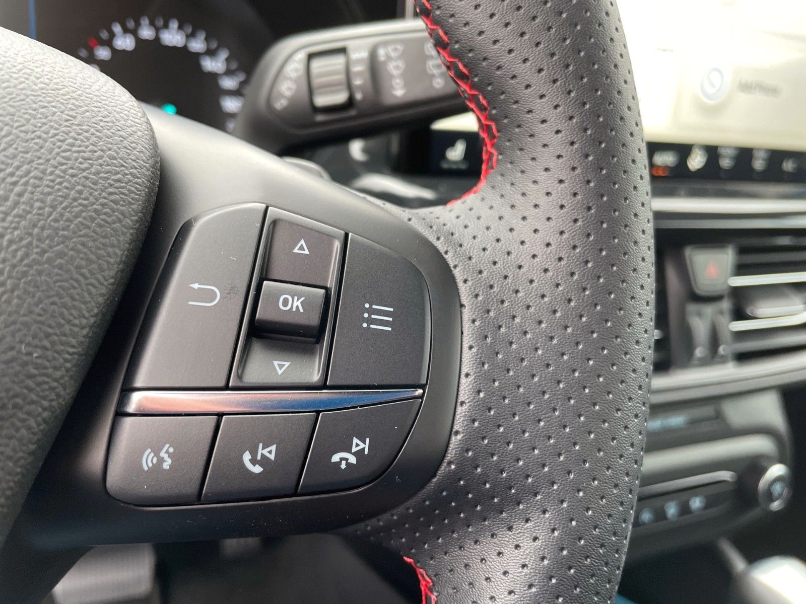 Fahrzeugabbildung Ford Focus Turnier 1.0 EcoBoost Aut. ST-Line Design+.