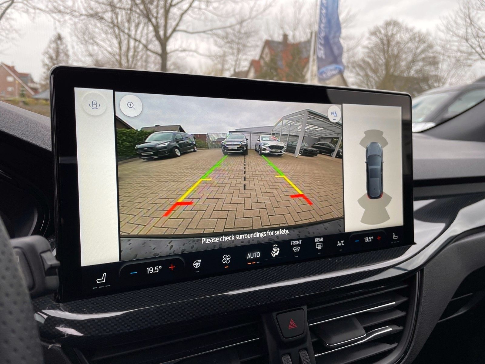 Fahrzeugabbildung Ford Focus Turnier 1.0 EcoBoost Aut. ST-Line Design+.