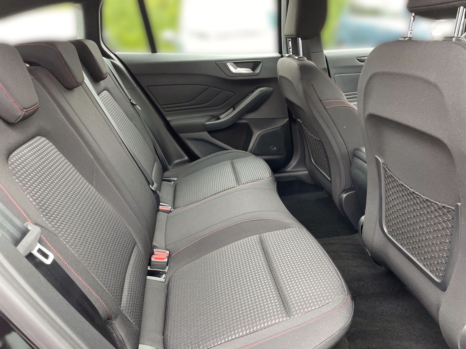 Fahrzeugabbildung Ford Focus Turnier 1.0 EcoBoost Aut. ST-Line Design+.