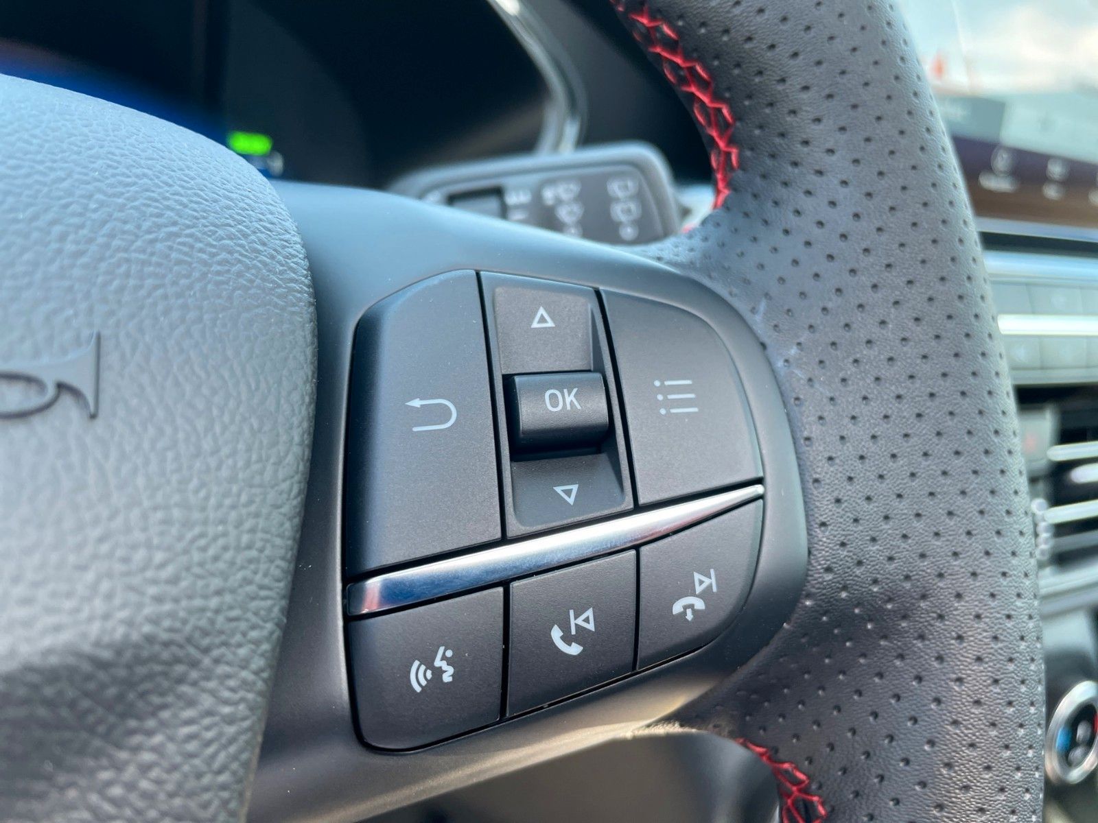 Fahrzeugabbildung Ford Kuga 2.5 PHEV ST-Line X Black Package+AHK+20"+..