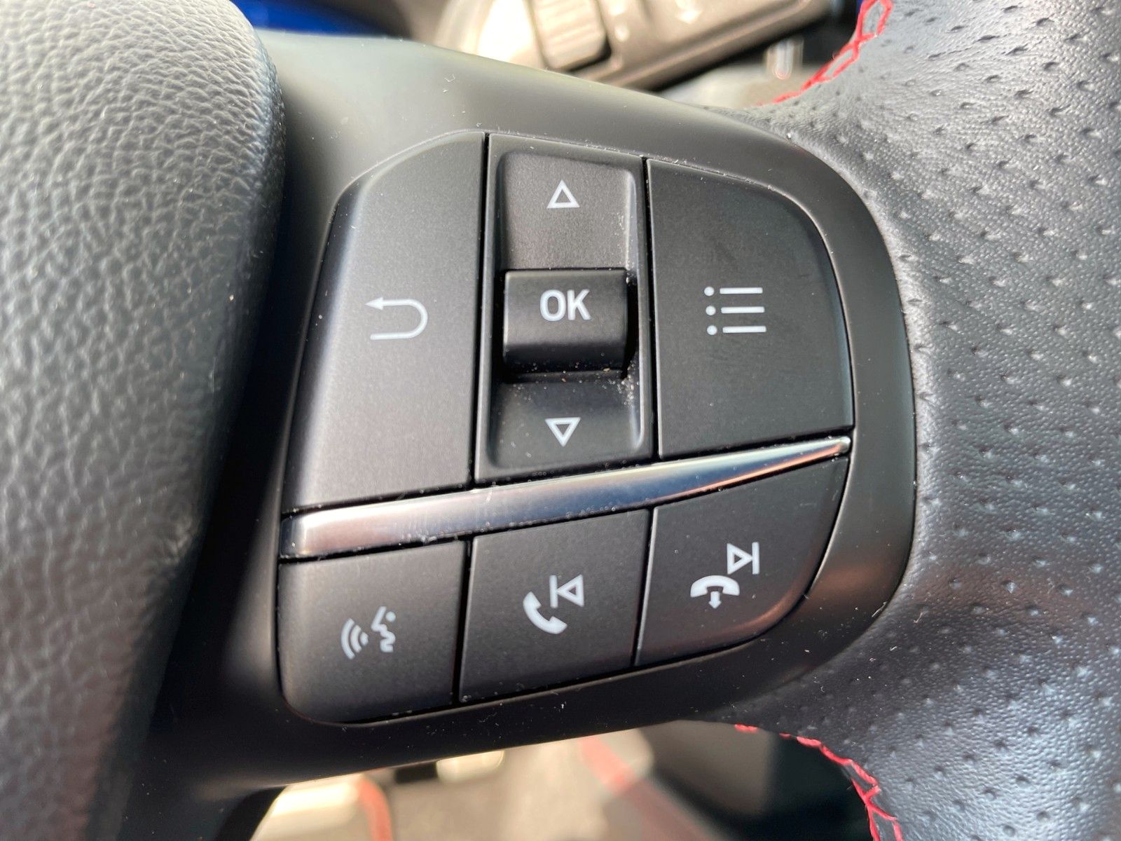 Fahrzeugabbildung Ford Focus Turnier 2.0 EcoBlue ST-Line X+Panorama+20"