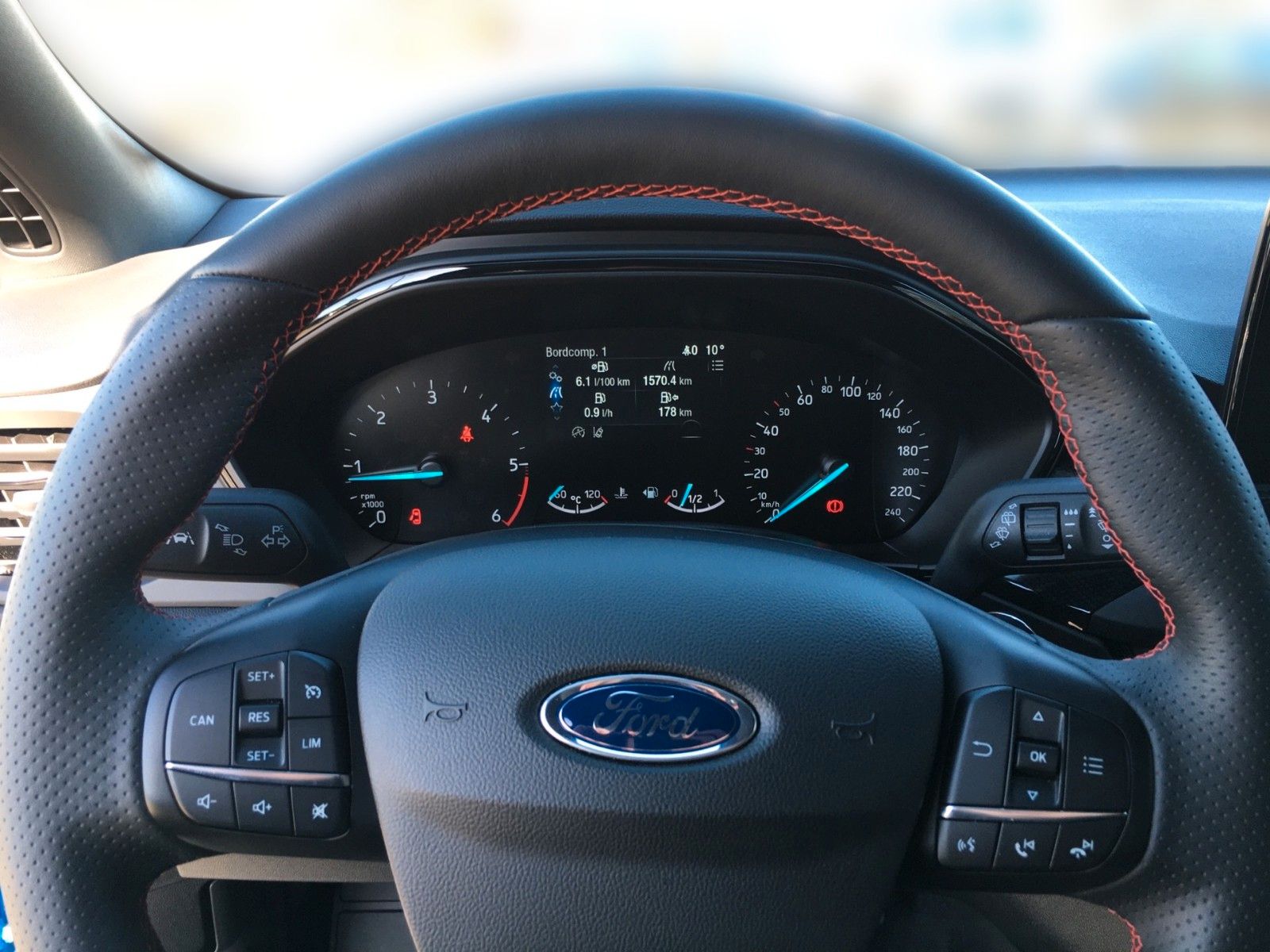 Fahrzeugabbildung Ford Focus Turnier 2.0 EcoBlue ST-Line+Navi+LED+RFK+.