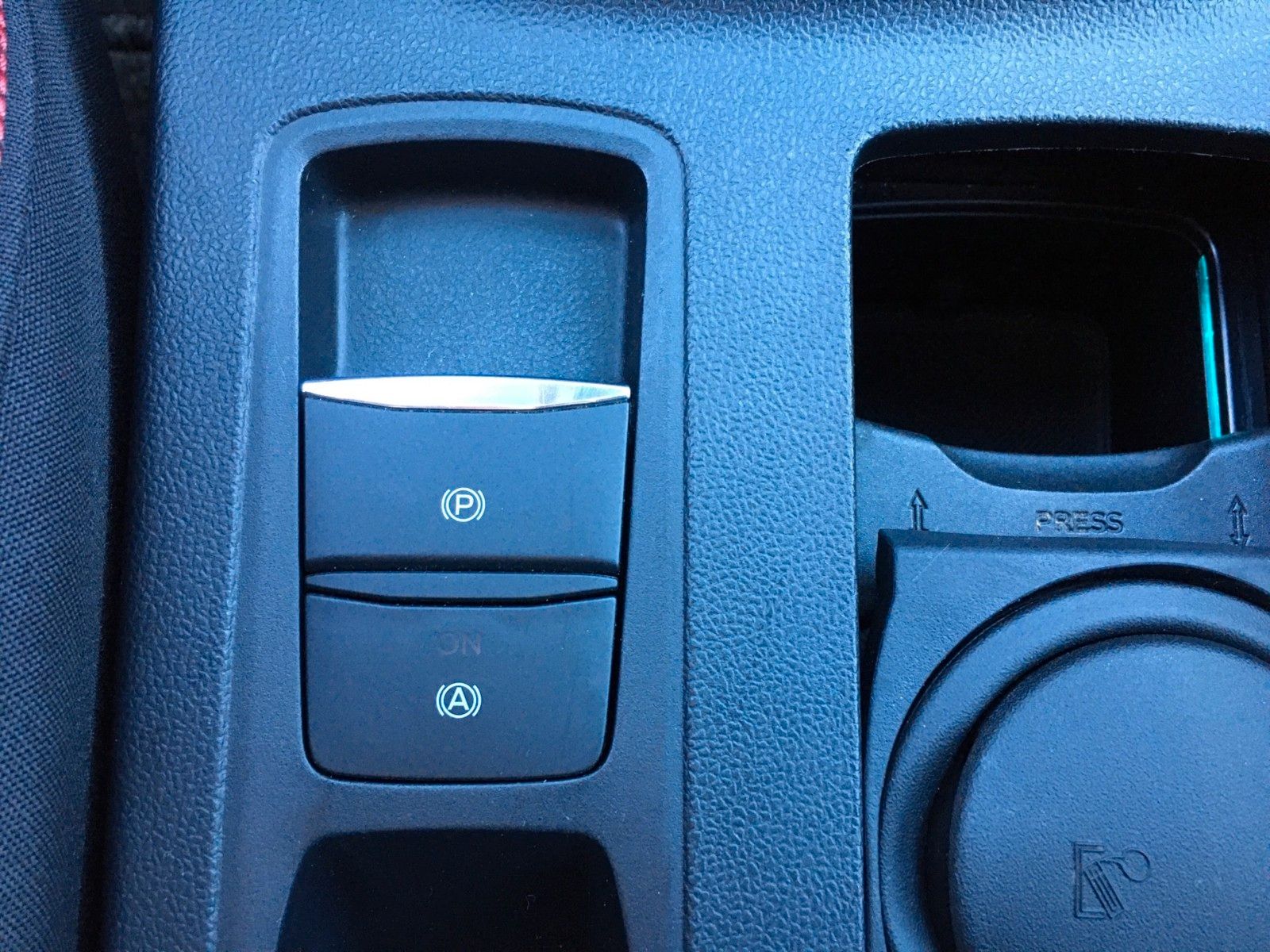 Fahrzeugabbildung Ford Focus Turnier 2.0 EcoBlue ST-Line+Navi+LED+RFK+.
