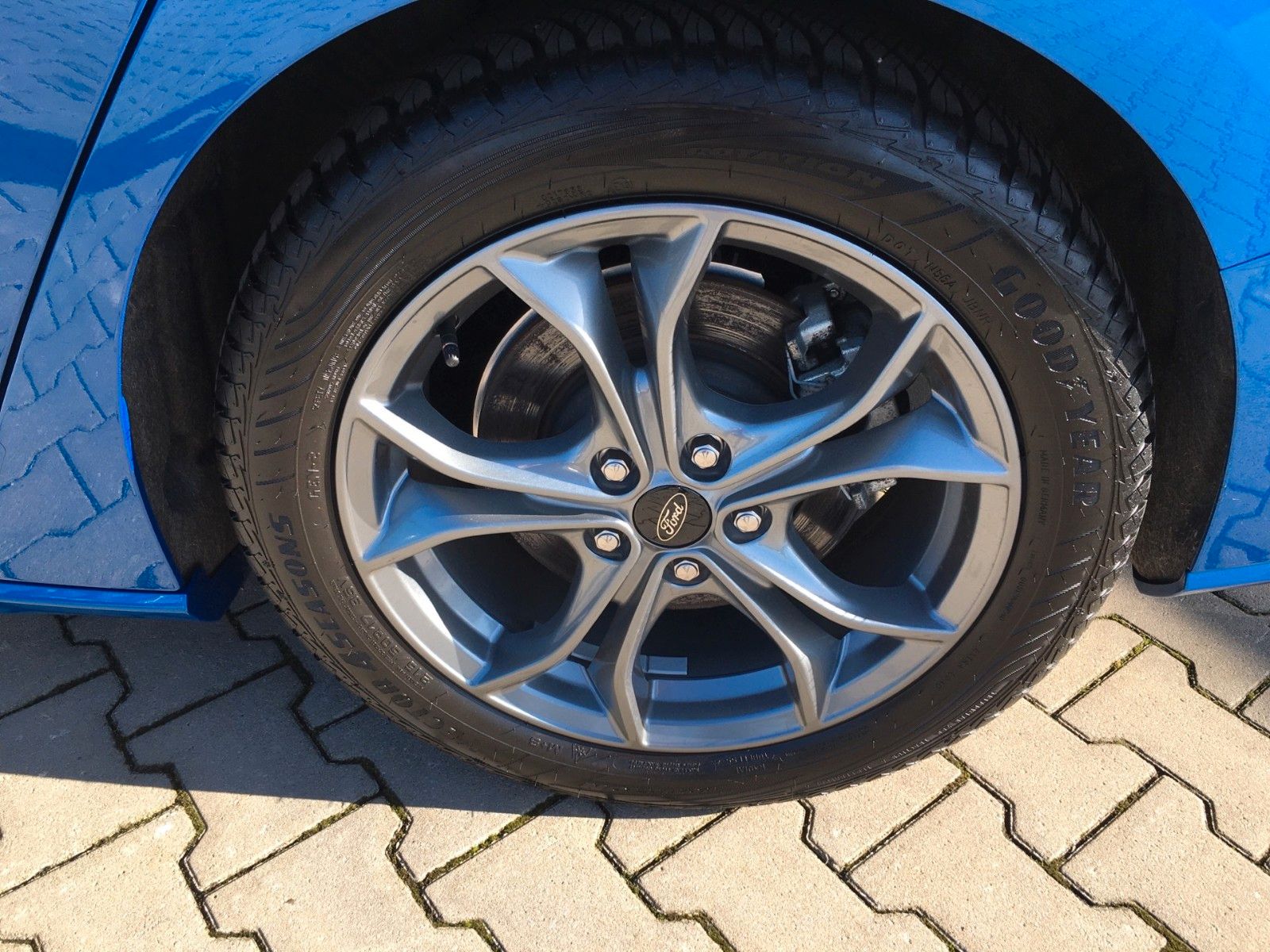 Fahrzeugabbildung Ford Focus Turnier 2.0 EcoBlue ST-Line+Navi+LED+RFK+.