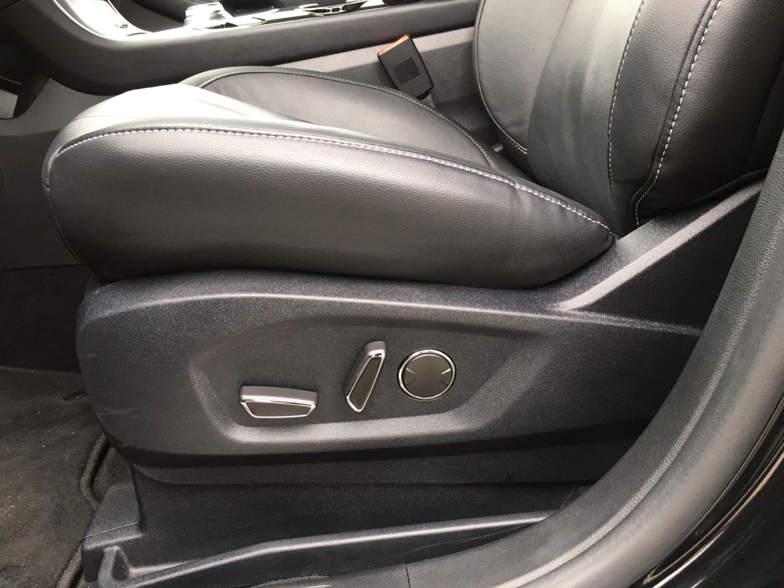 Fahrzeugabbildung Ford S-Max 2.0 EcoBlue Titanium Autom.+LED+AHK+7 Sitz