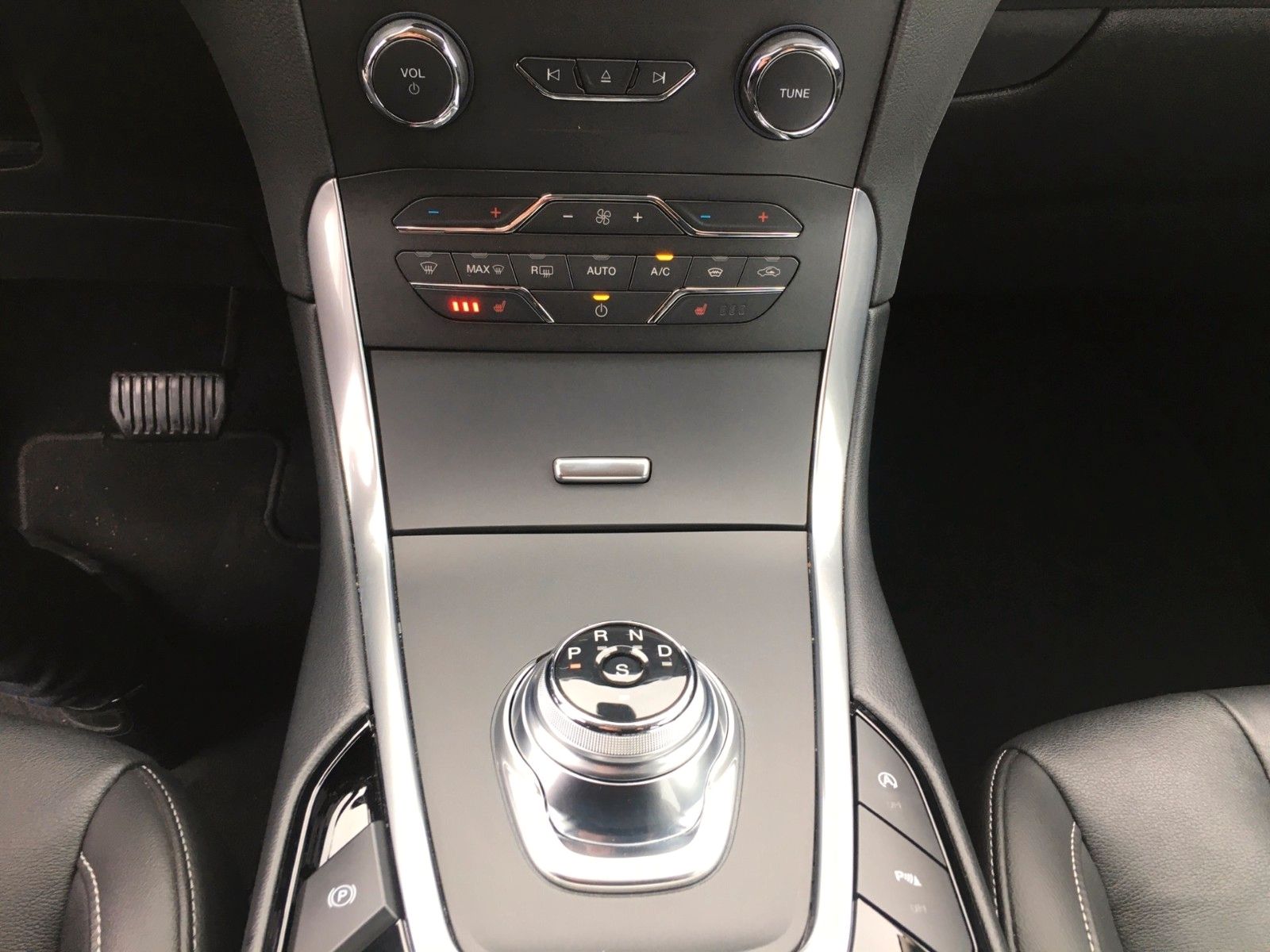 Fahrzeugabbildung Ford S-Max 2.0 EcoBlue Titanium Autom.+LED+AHK+7 Sitz