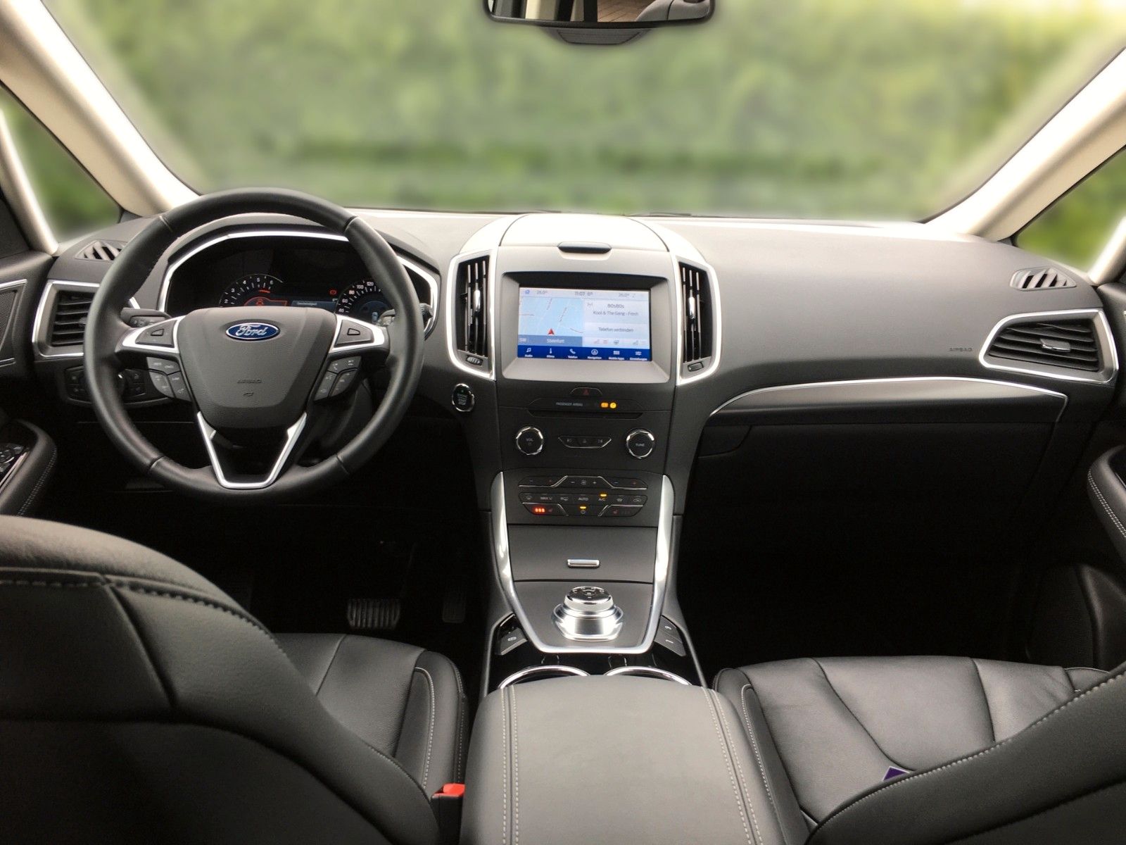 Fahrzeugabbildung Ford S-Max 2.0 EcoBlue Titanium Autom.+LED+AHK+7 Sitz